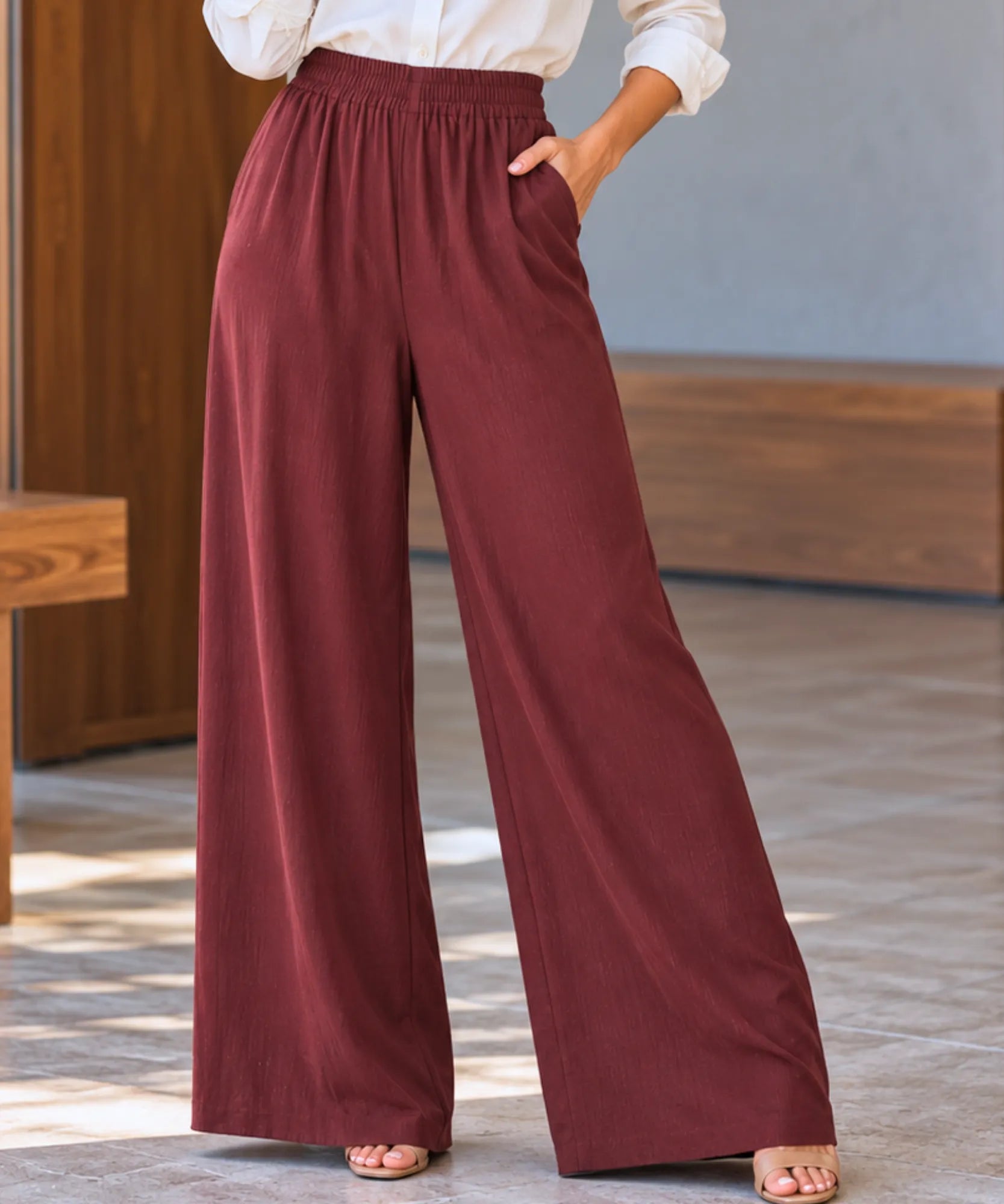 Calça pantalona feminina marrom com cós elástico e bolsos laterais