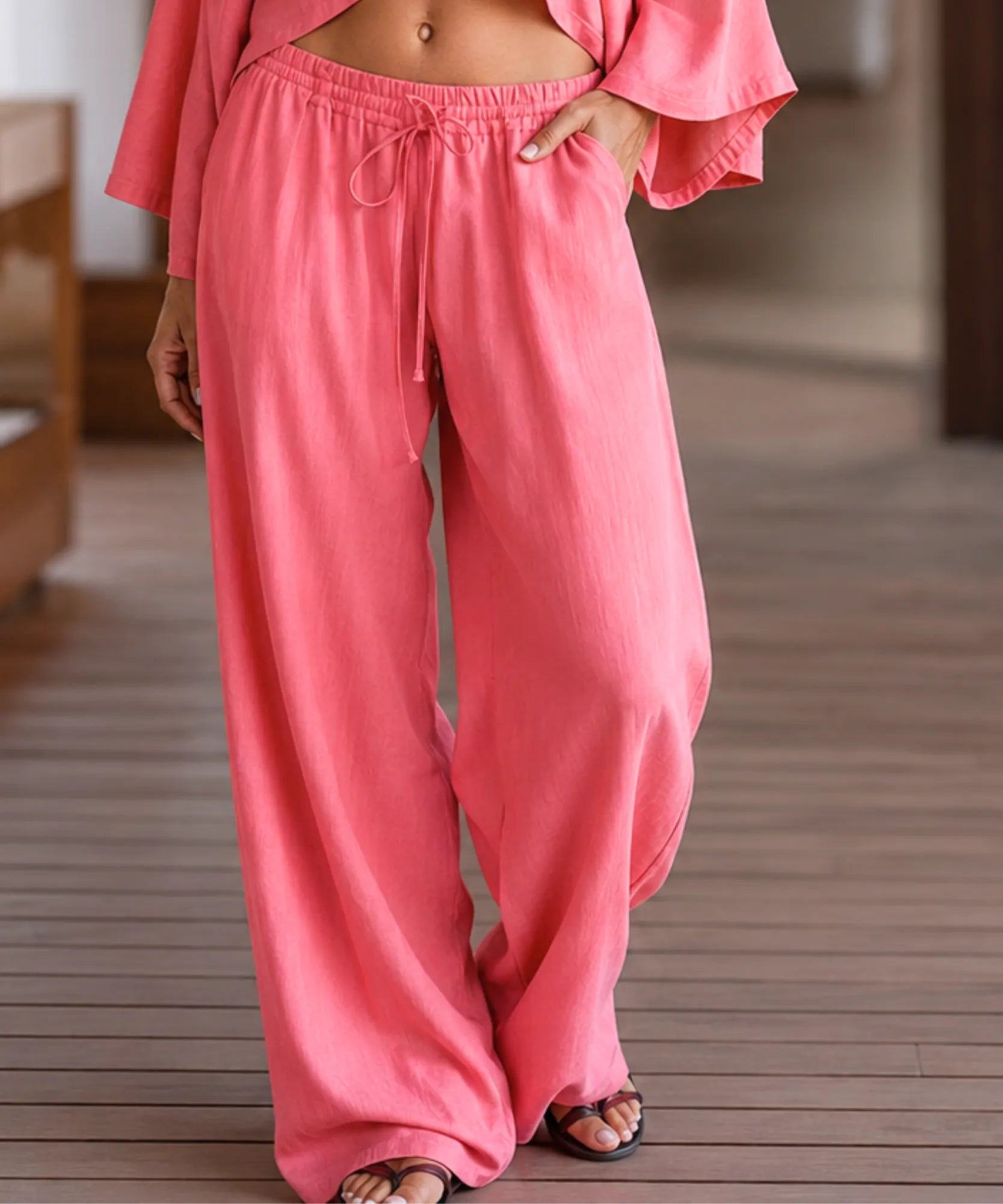 Calça pantalona rosa com cordão de ajuste na cintura