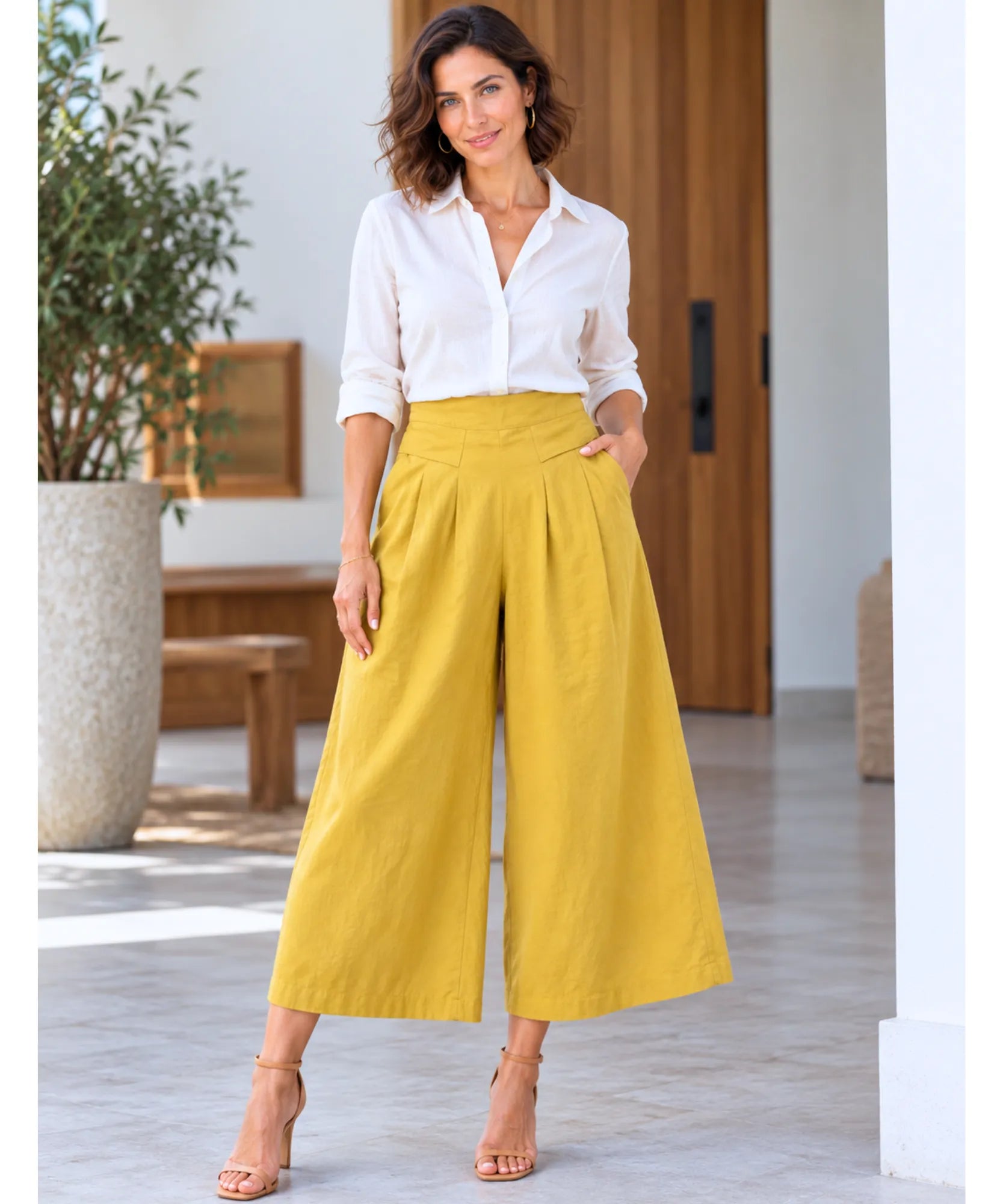 Modelo usando calça pantalona em linho feminina amarela de corpo inteiro