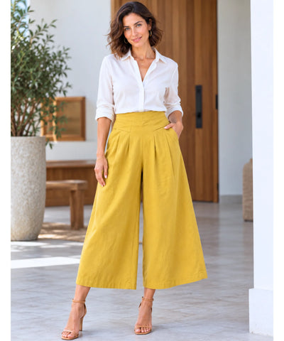 Modelo usando calça pantalona em linho feminina amarela de corpo inteiro