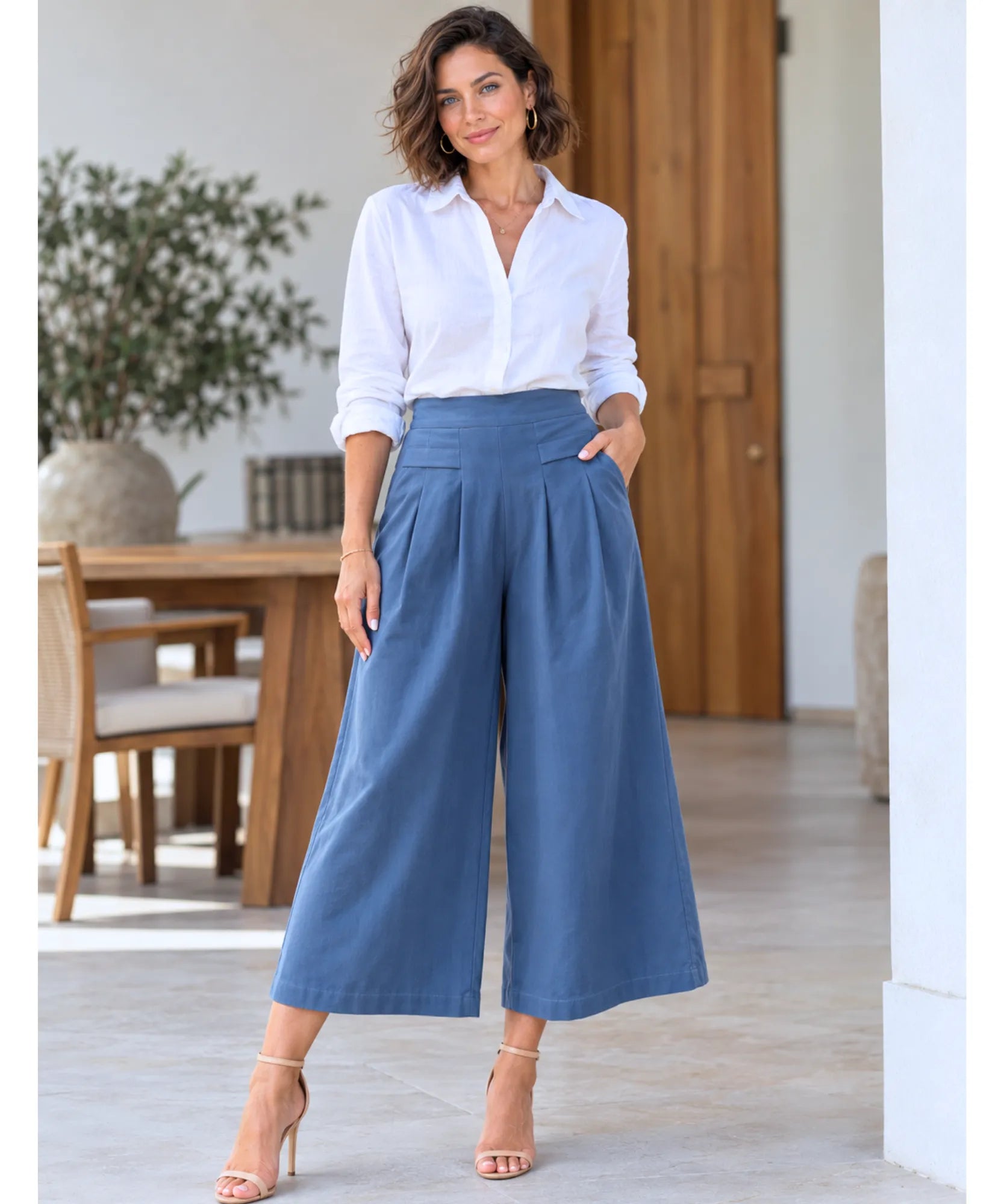 Look completo com calça pantalona em linho feminina azul e camisa branca
