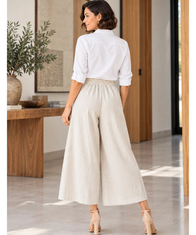 Calça pantalona em linho feminina bege vista de costas mostrando o cós franzido com elástico