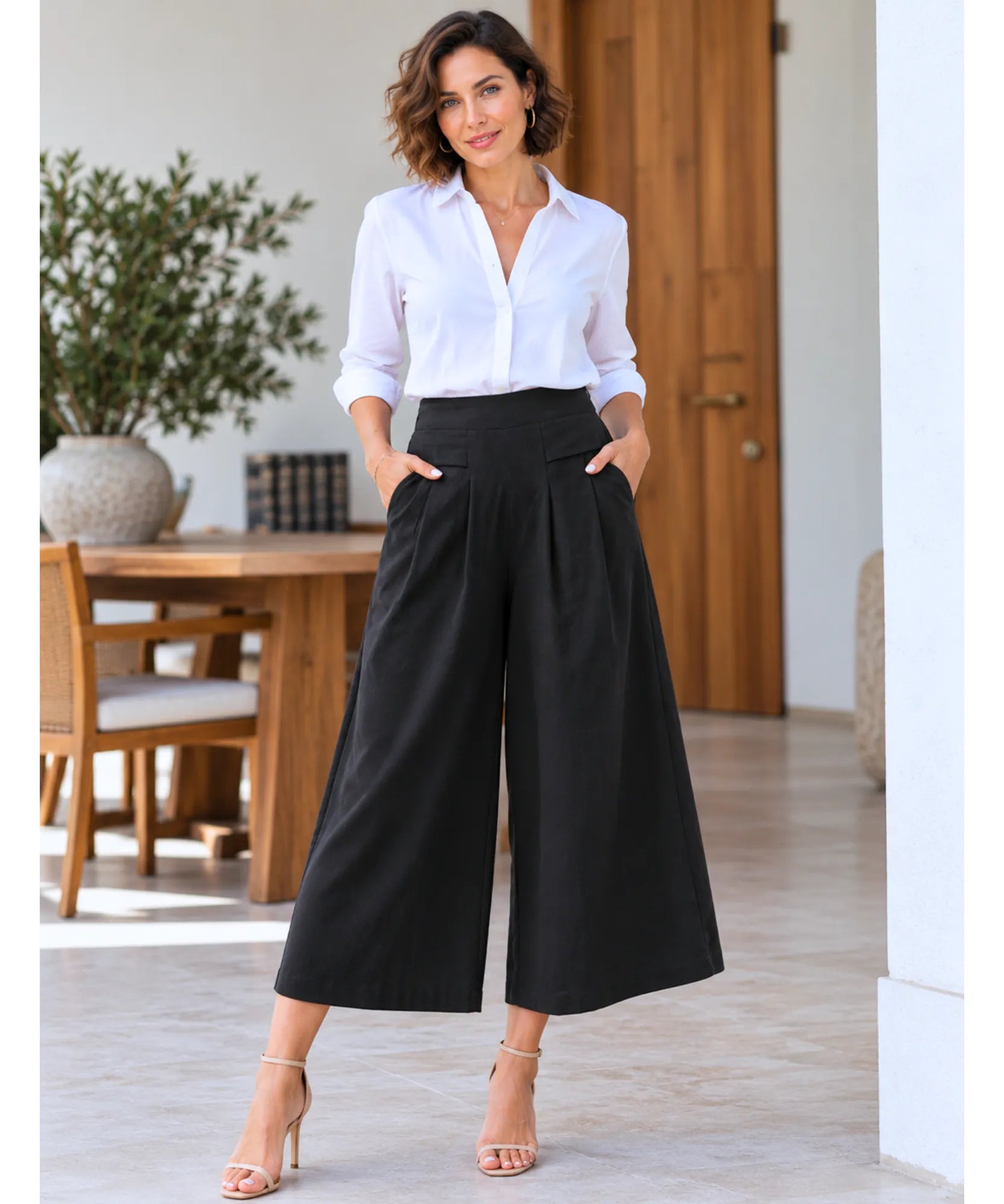 Modelo usando calça pantalona em linho feminina preta de corpo inteiro com camisa branca