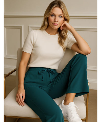 Calça pantalona wide leg premium com caimento impecável, em ambiente sofisticado, ideal para yoga, viagens e looks casuais