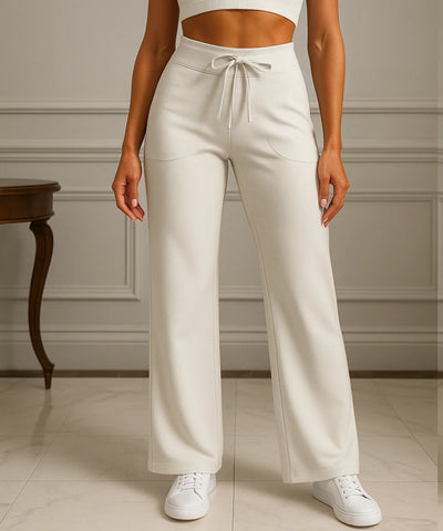 Calça pantalona wide leg premium com caimento impecável, em ambiente sofisticado, ideal para yoga, viagens e looks casuais