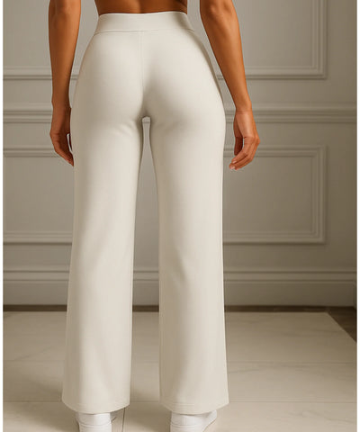 Calça pantalona wide leg premium com caimento impecável, em ambiente sofisticado, ideal para yoga, viagens e looks casuais