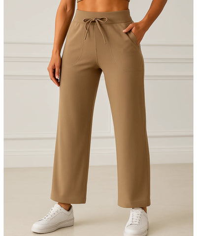Calça pantalona wide leg premium com caimento impecável, em ambiente sofisticado, ideal para yoga, viagens e looks casuais