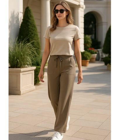 Calça pantalona wide leg premium com caimento impecável, em ambiente sofisticado, ideal para yoga, viagens e looks casuais