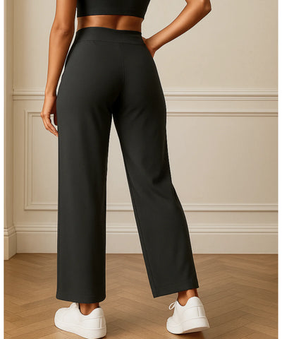 Calça pantalona wide leg premium com caimento impecável, em ambiente sofisticado, ideal para yoga, viagens e looks casuais