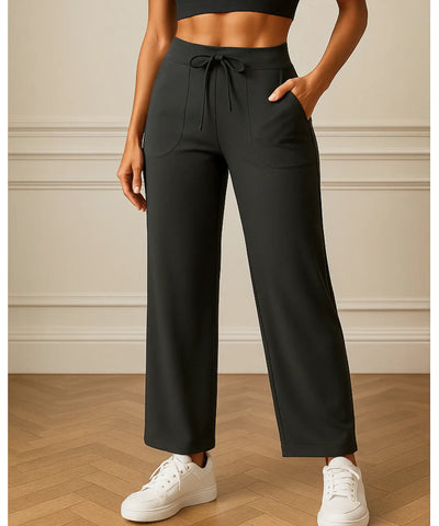 Calça pantalona wide leg premium com caimento impecável, em ambiente sofisticado, ideal para yoga, viagens e looks casuais