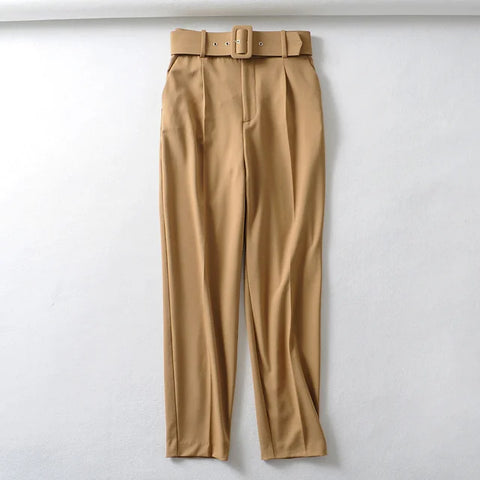 Calça Social com Cinto - A essência do estilo vintage e elegância, perfeita para realçar sua beleza e confiança