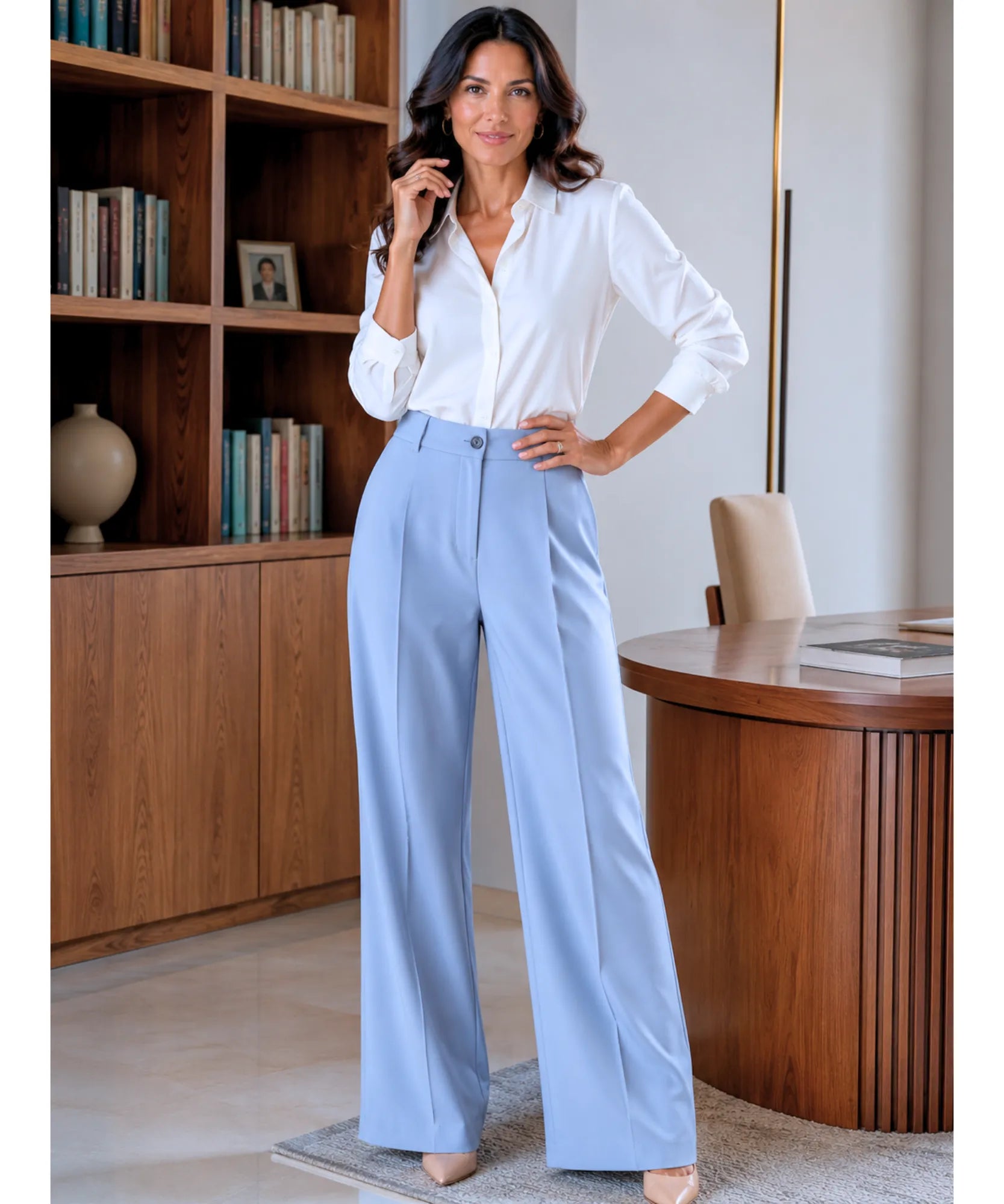 Calça social feminina de alfaiataria azul claro dos pés à cabeça, combinada com camisa branca de manga longa