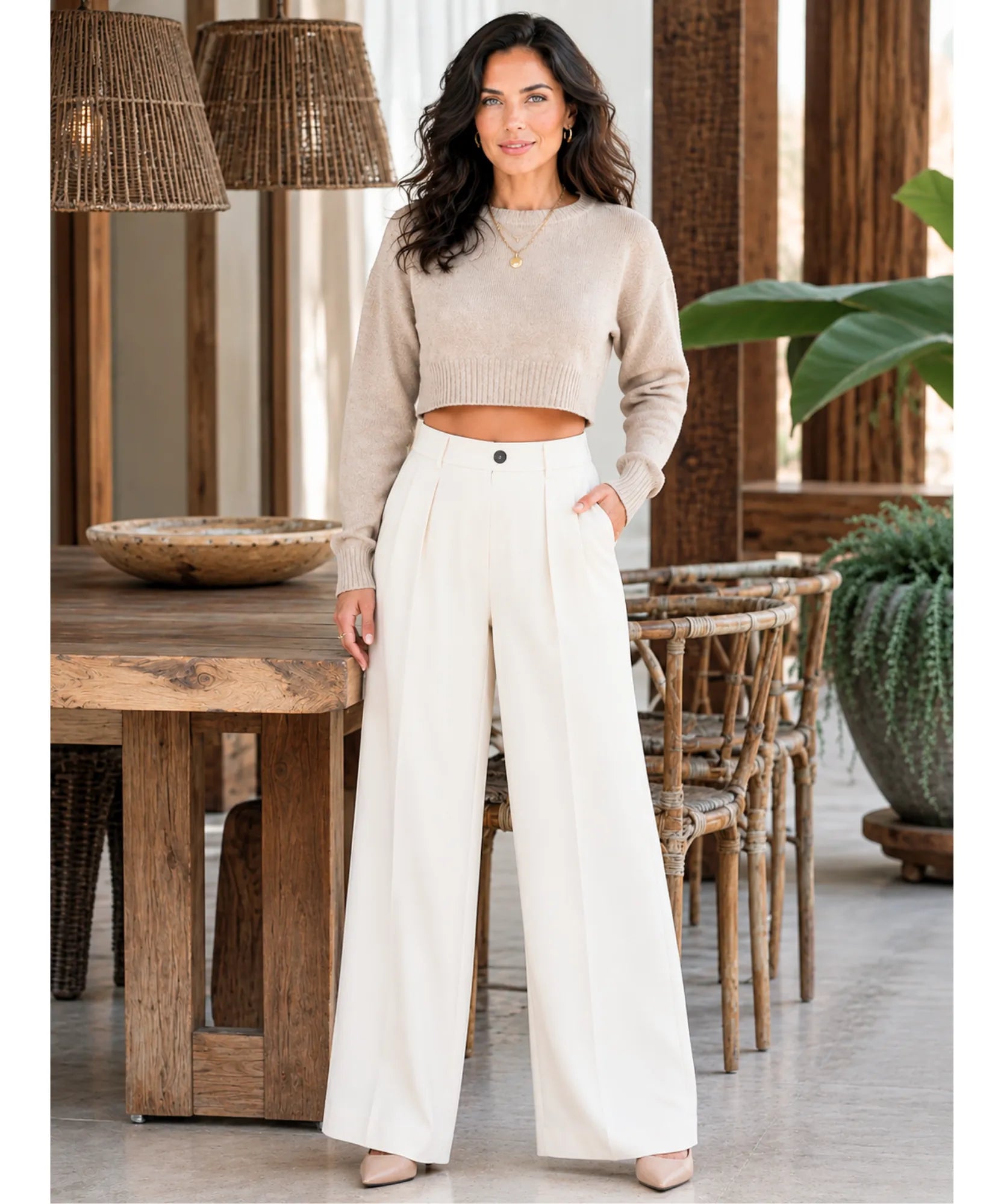 Calça social feminina de alfaiataria off white dos pés à cabeça em look casual com blusa de tricô bege
