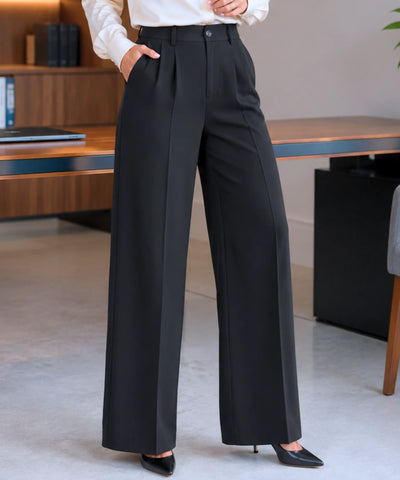 Calça social feminina de alfaiataria preta wide leg com pregas e cintura alta, vista de frente