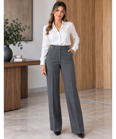Calça social feminina cinza de corte reto vista de frente em corpo inteiro