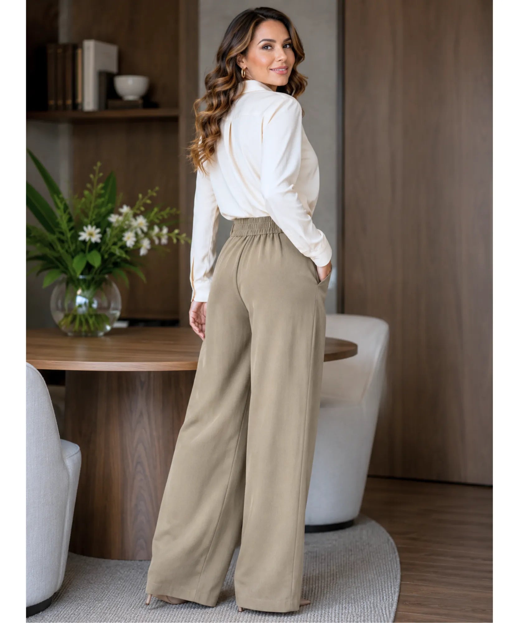 Costas da calça wide leg alfaiataria caqui mostrando o cós com elástico franzido na região traseira