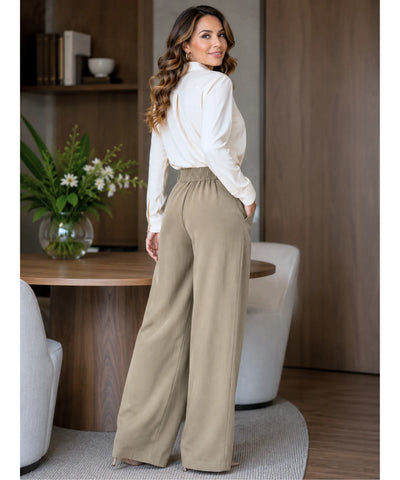 Costas da calça wide leg alfaiataria caqui mostrando o cós com elástico franzido na região traseira