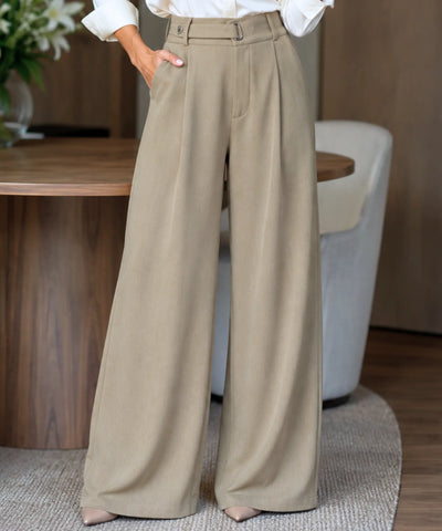 Calça wide leg alfaiataria caqui de cintura alta com cinto de tecido, vista de frente com a mão no bolso