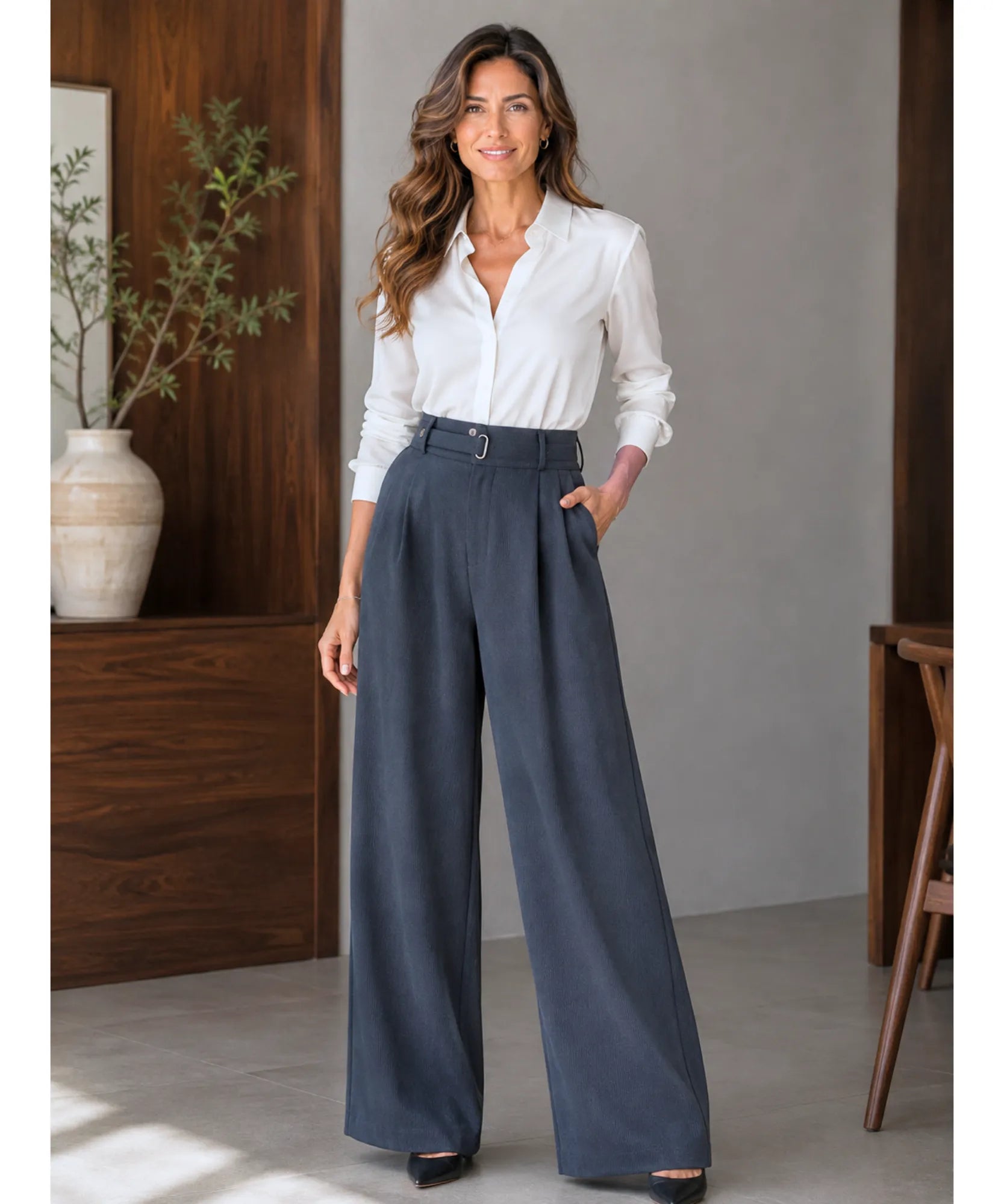 Calça wide leg alfaiataria cinza escuro em corpo inteiro com camisa branca e scarpin