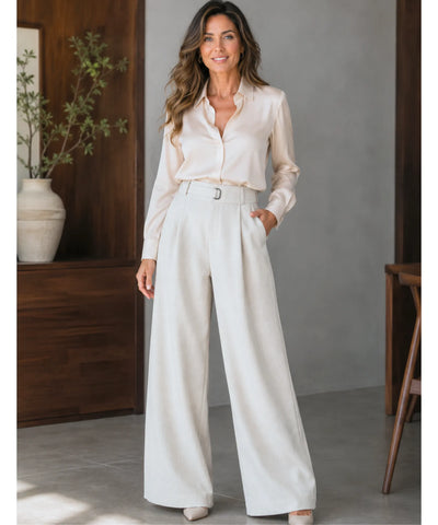 Calça wide leg alfaiataria off white em corpo inteiro com camisa acetinada clara