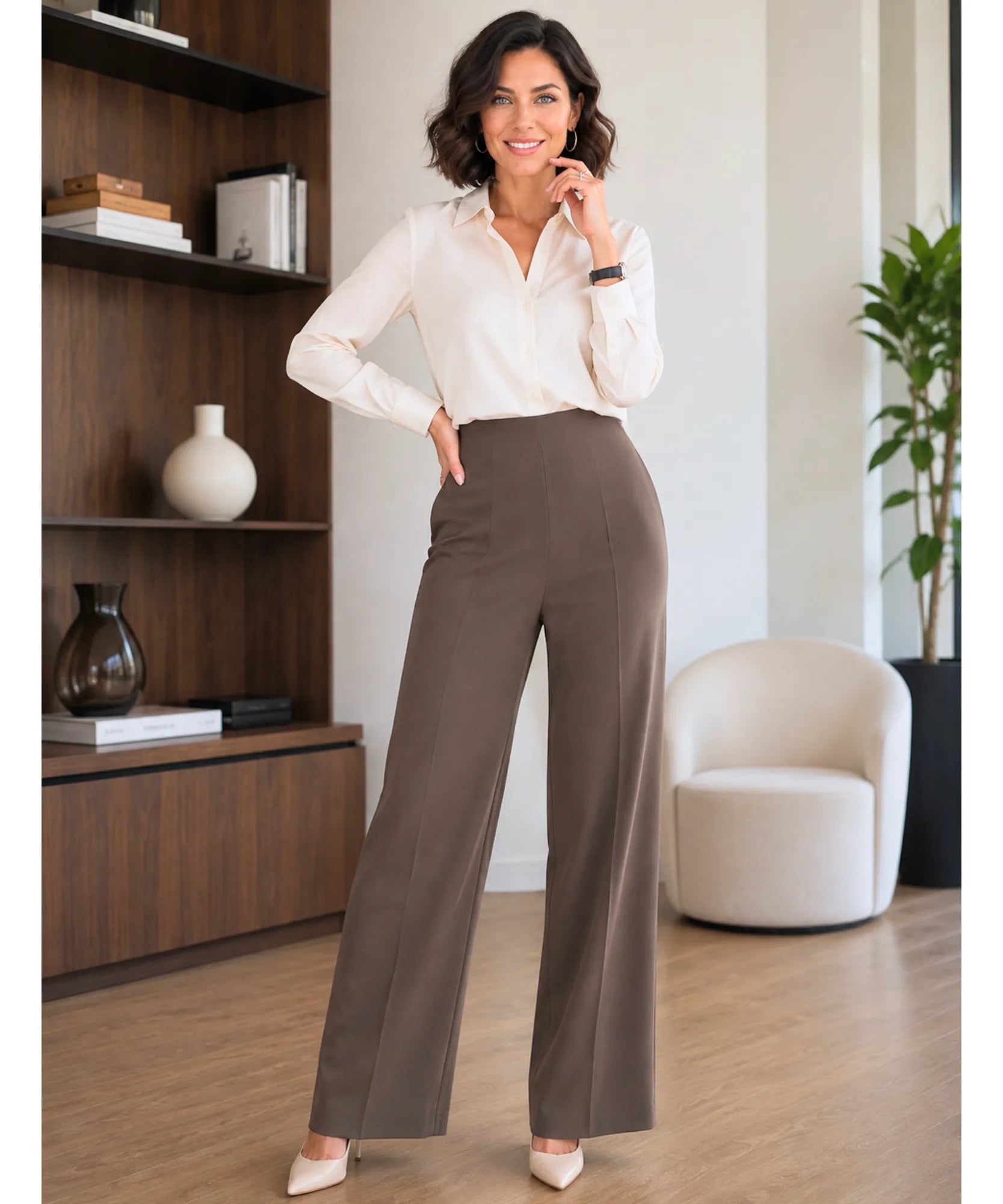 Calça wide leg marrom feminina de cintura alta em look de escritório com camisa off white