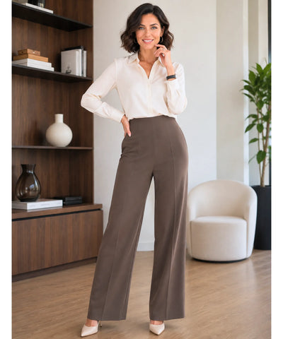 Calça wide leg marrom feminina de cintura alta em look de escritório com camisa off white