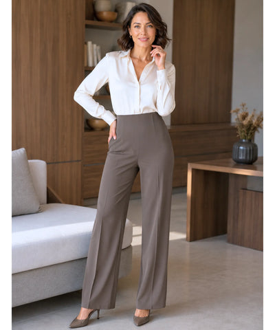 Calça wide leg marrom feminina combinada com camisa branca de manga longa