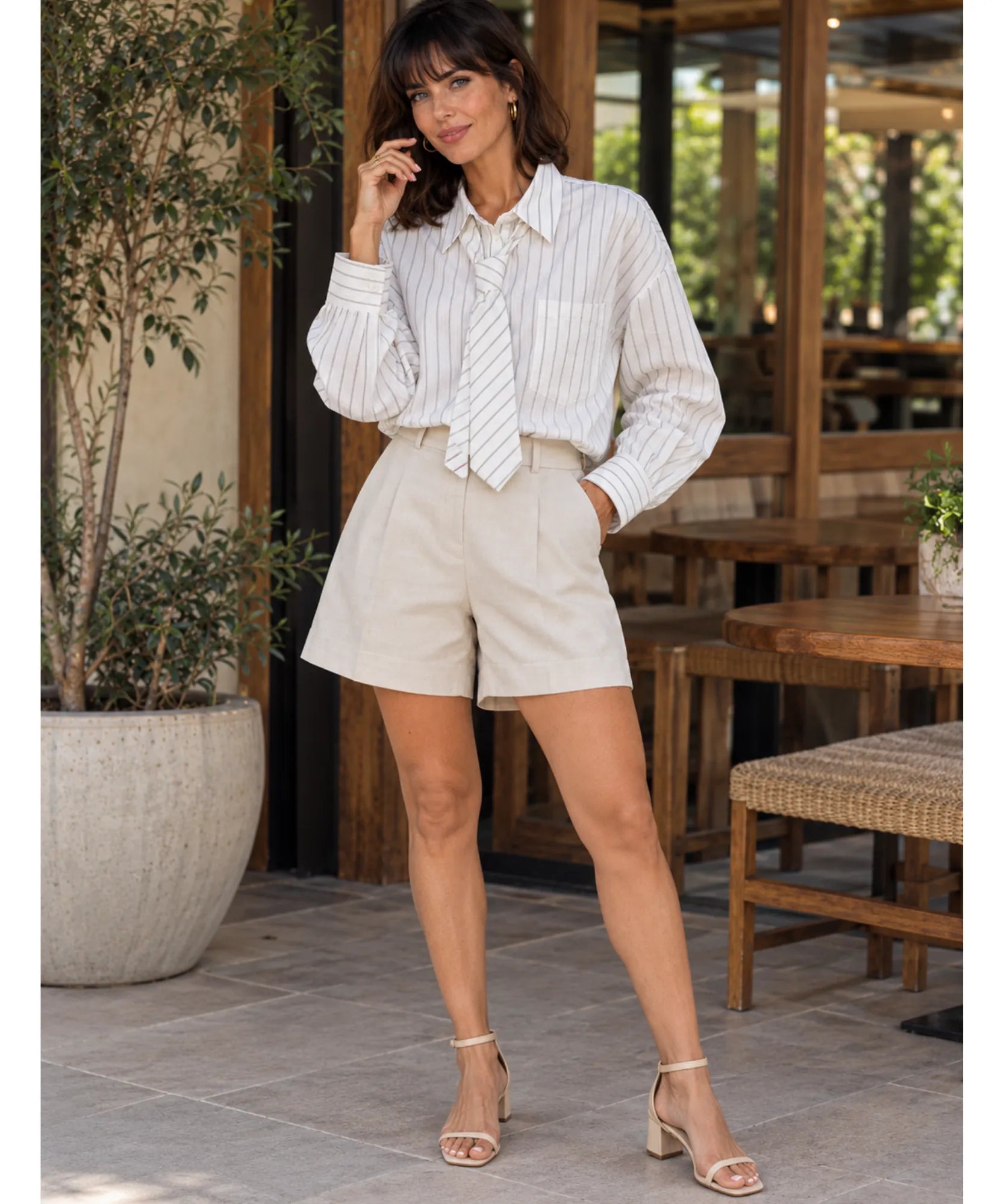 Comprar camisa com gravata feminina oversized off white corpo inteiro em promoção Anellimn
