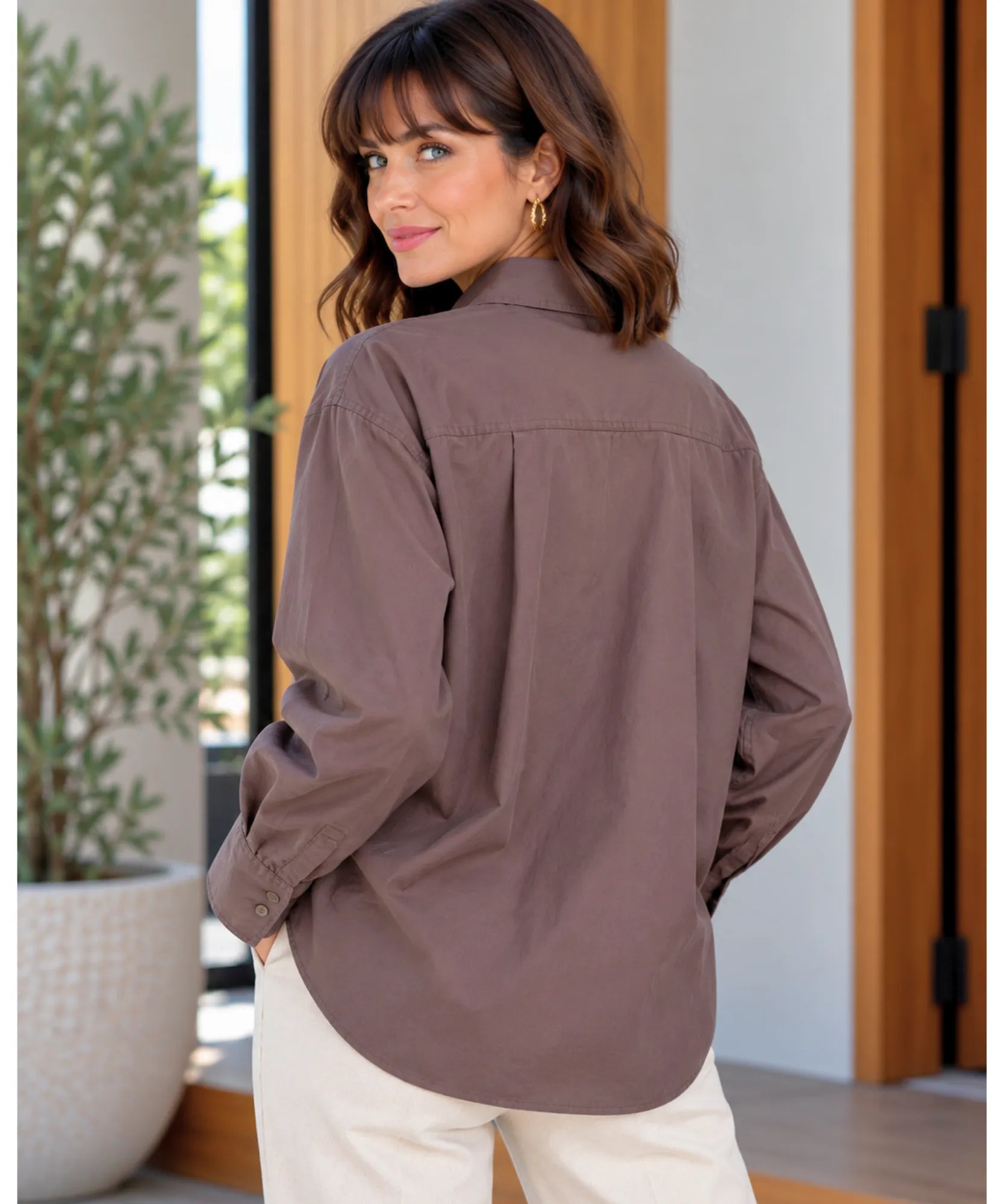 Comprar camisa com laço feminina marrom vista de costas em promoção Anellimn