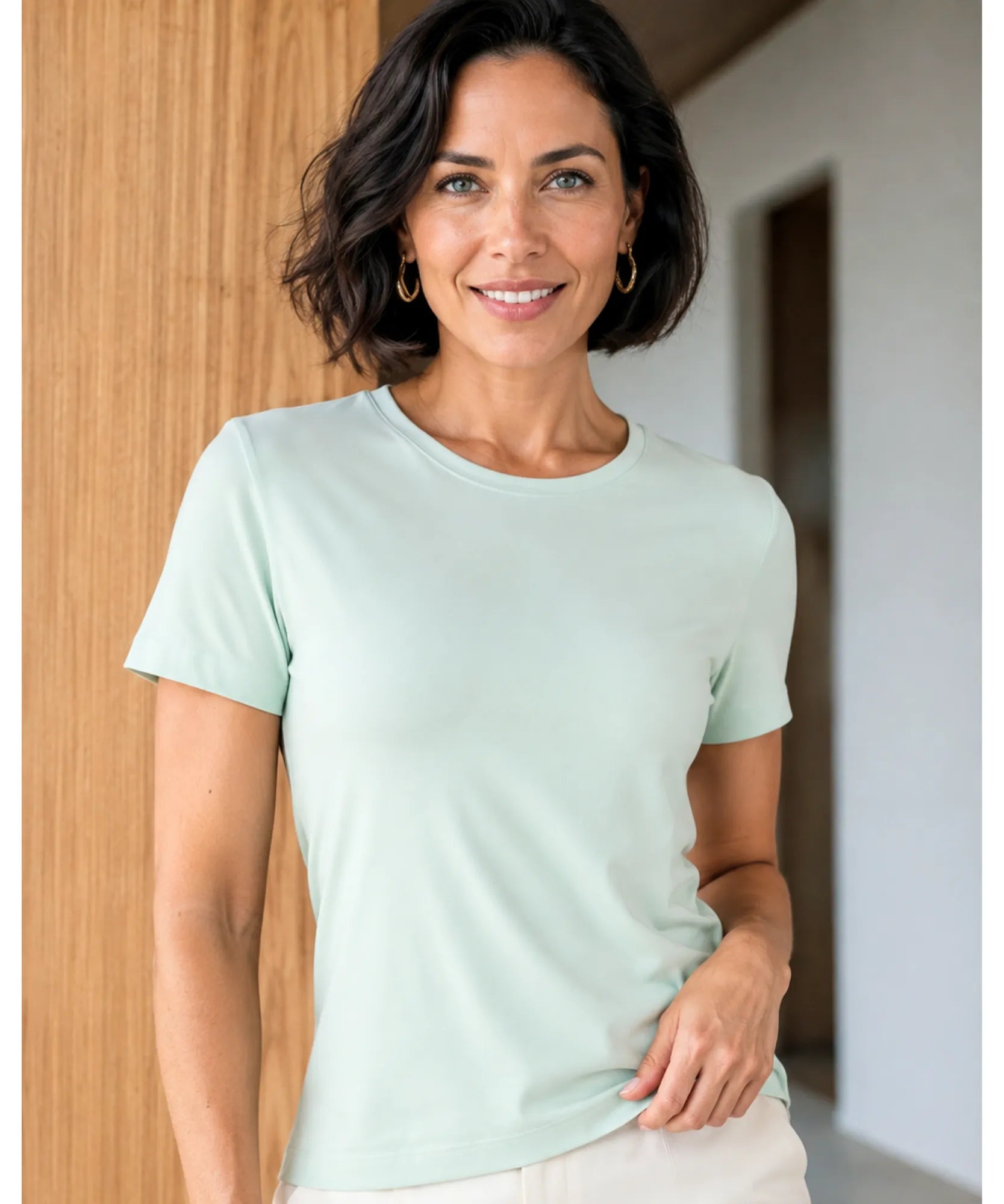 Comprar camiseta básica feminina gola V modal verde claro barato Anellimn