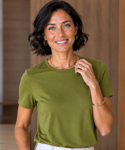 Comprar camiseta básica feminina gola V modal verde militar barato Anellimn