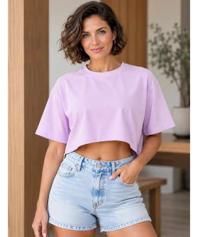 Camiseta cropped oversized feminina lilás com short jeans, mostrando o comprimento curto da barra