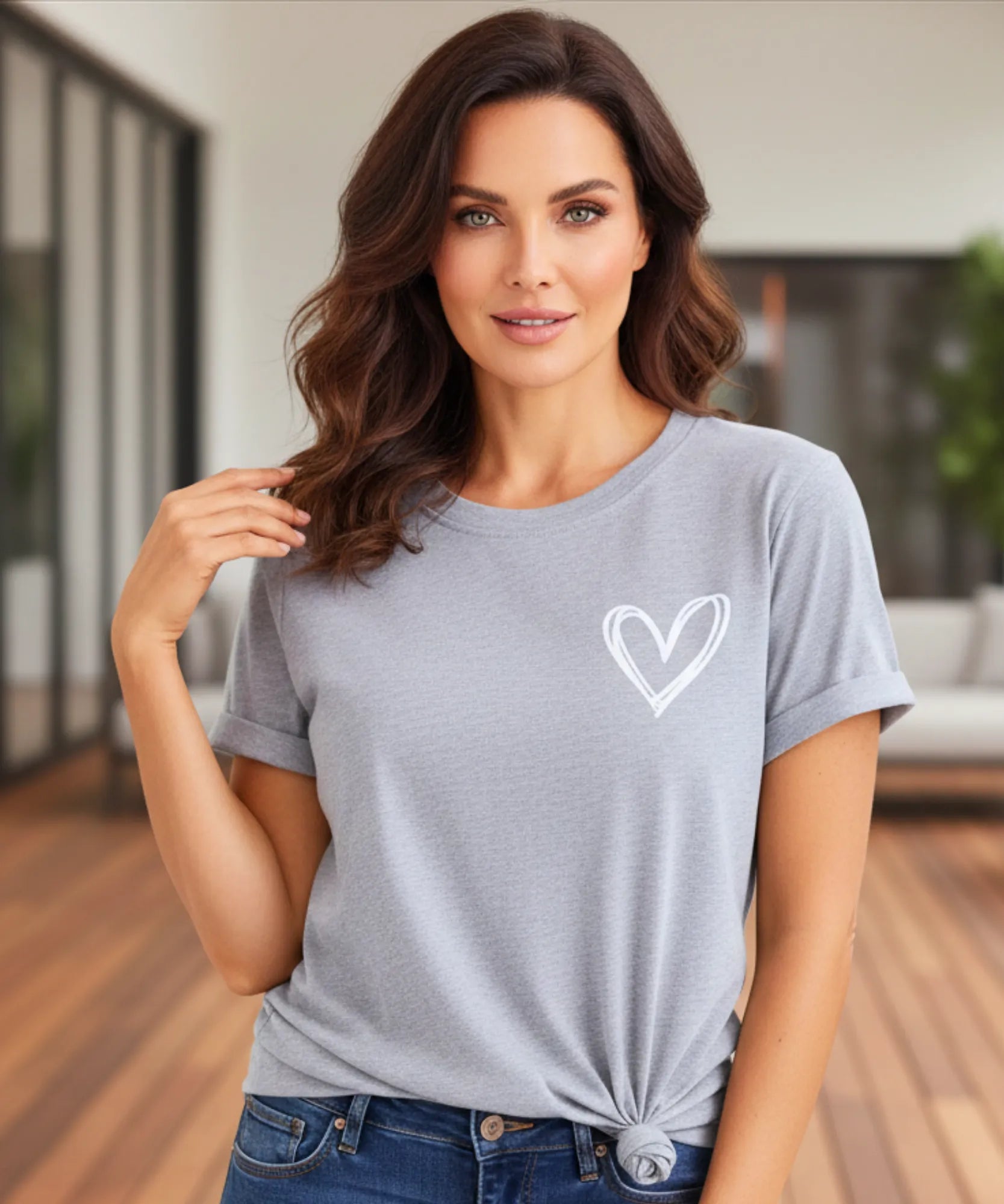 Camiseta Feminina Básica em Algodão Verde, com corte reto, decote redondo e mangas curtas dobradas, ideal para looks casuais.