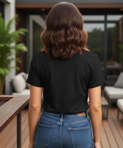 Camiseta Feminina Básica em Algodão Verde, com corte reto, decote redondo e mangas curtas dobradas, ideal para looks casuais.