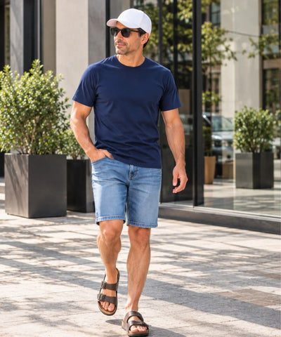 Camiseta masculina de algodão azul marinho com bermuda jeans