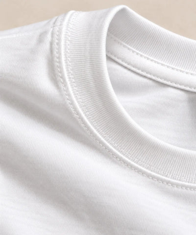 Detalhe da gola redonda canelada da camiseta masculina de algodão branca