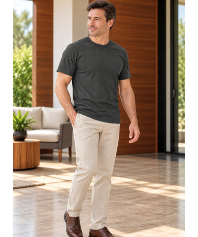 Camiseta masculina de algodão chumbo em look de corpo inteiro