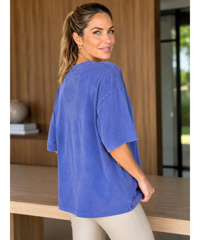 Camiseta oversized estonada 100% algodão cor azul, vista de costas mostrando caimento amplo