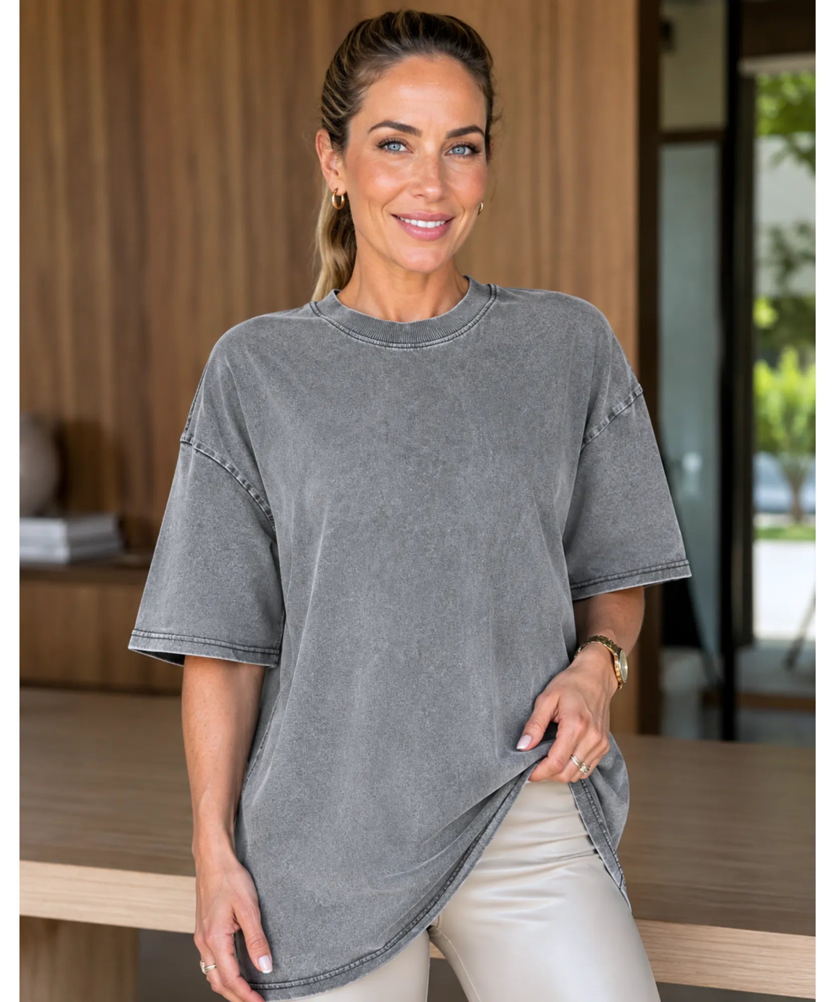 Camiseta oversized estonada 100% algodão cor cinza sendo usada por modelo, vista de frente