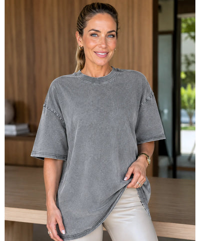 Camiseta oversized estonada 100% algodão cor cinza sendo usada por modelo, vista de frente