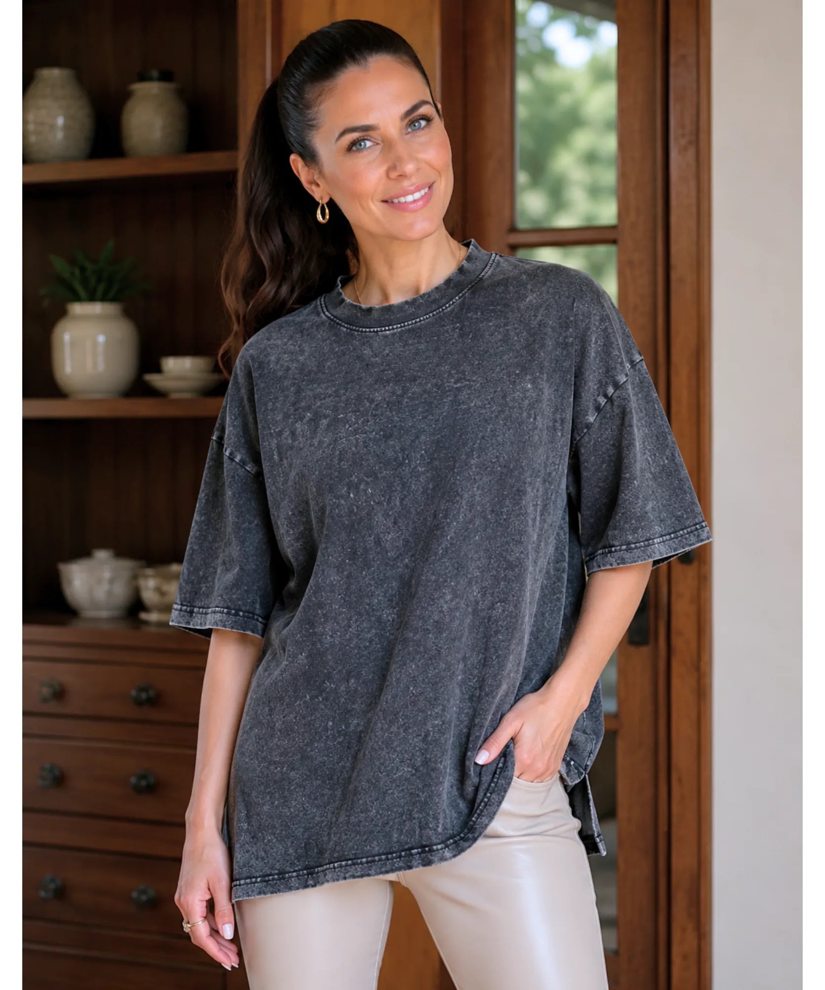 Camiseta oversized estonada 100% algodão cor preto, look casual combinando com calça