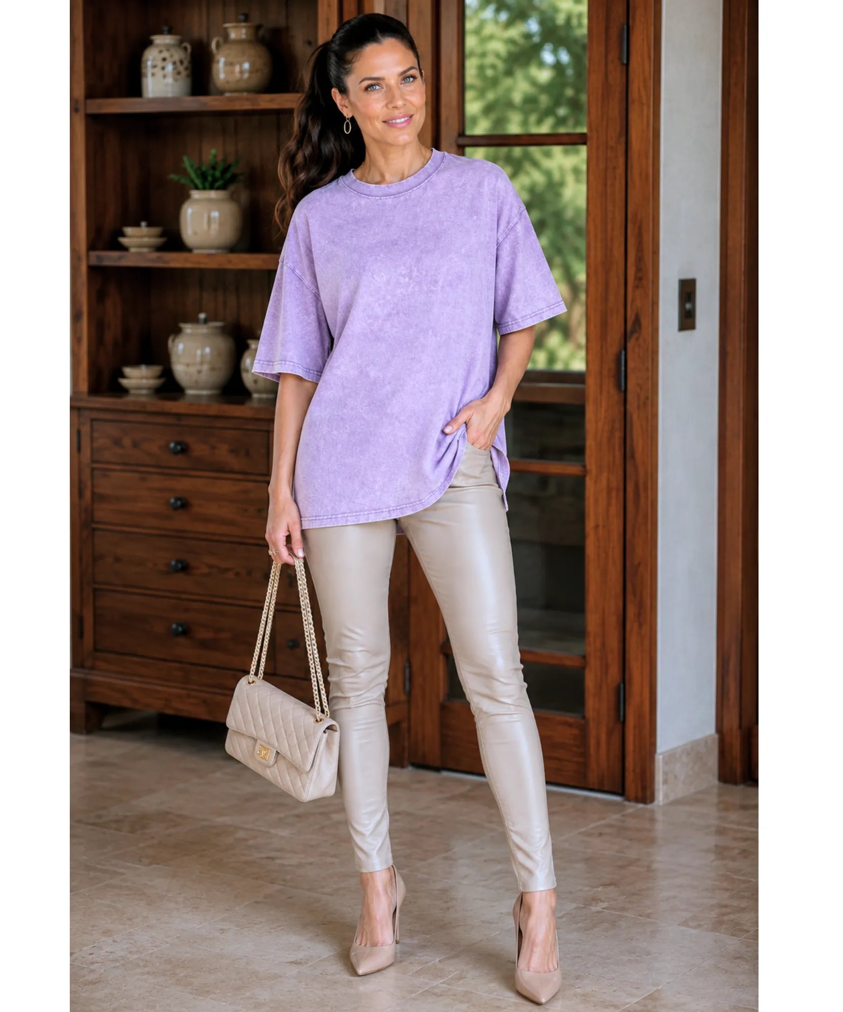 Look completo com camiseta oversized estonada 100% algodão roxo, dos pés à cabeça combinando com calça e acessórios