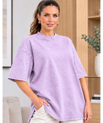 Camiseta oversized estonada 100% algodão cor roxo sendo usada por modelo, vista de frente