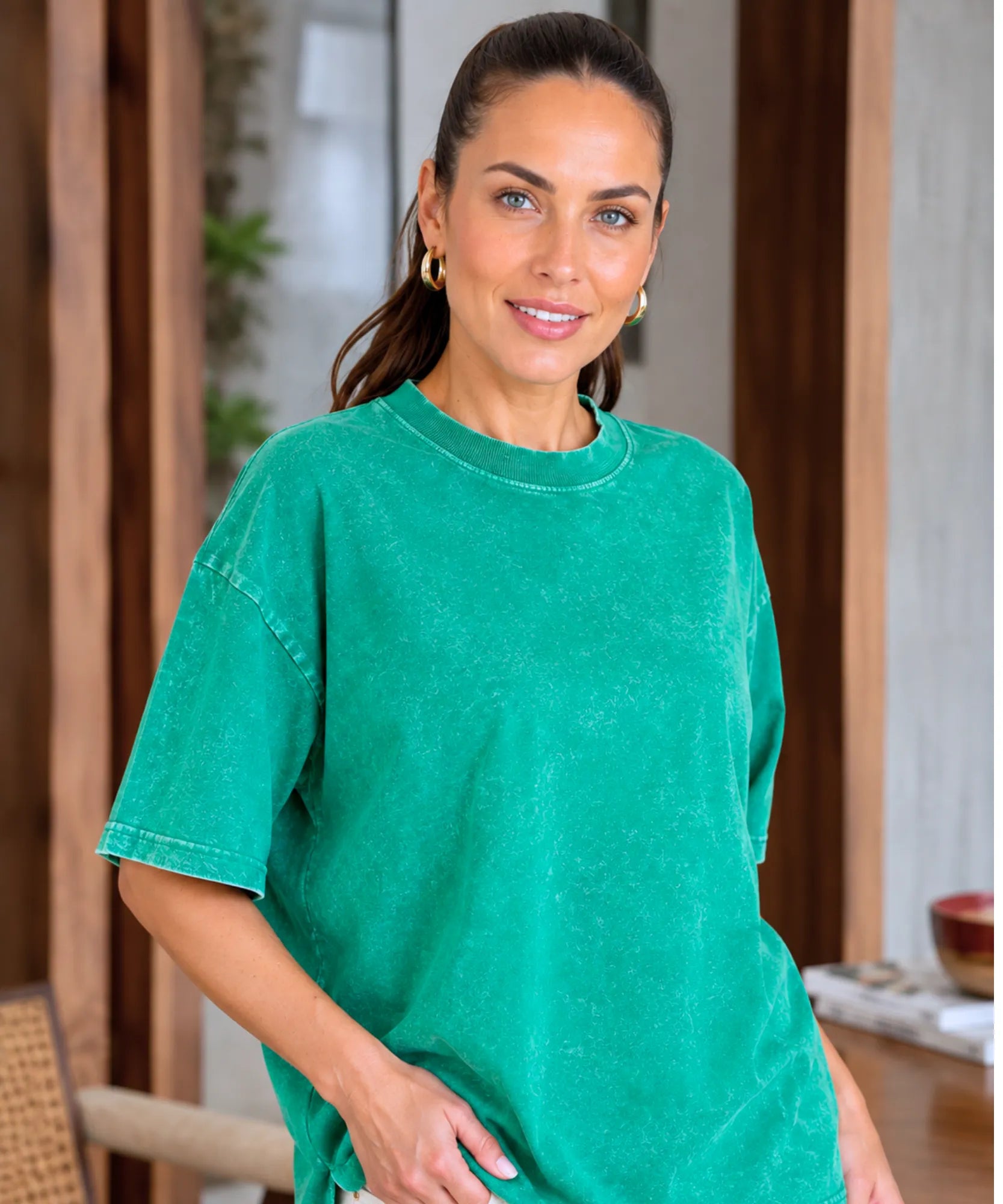 Camiseta oversized estonada 100% algodão cor verde brilhante, close-up mostrando textura estonada do tecido
