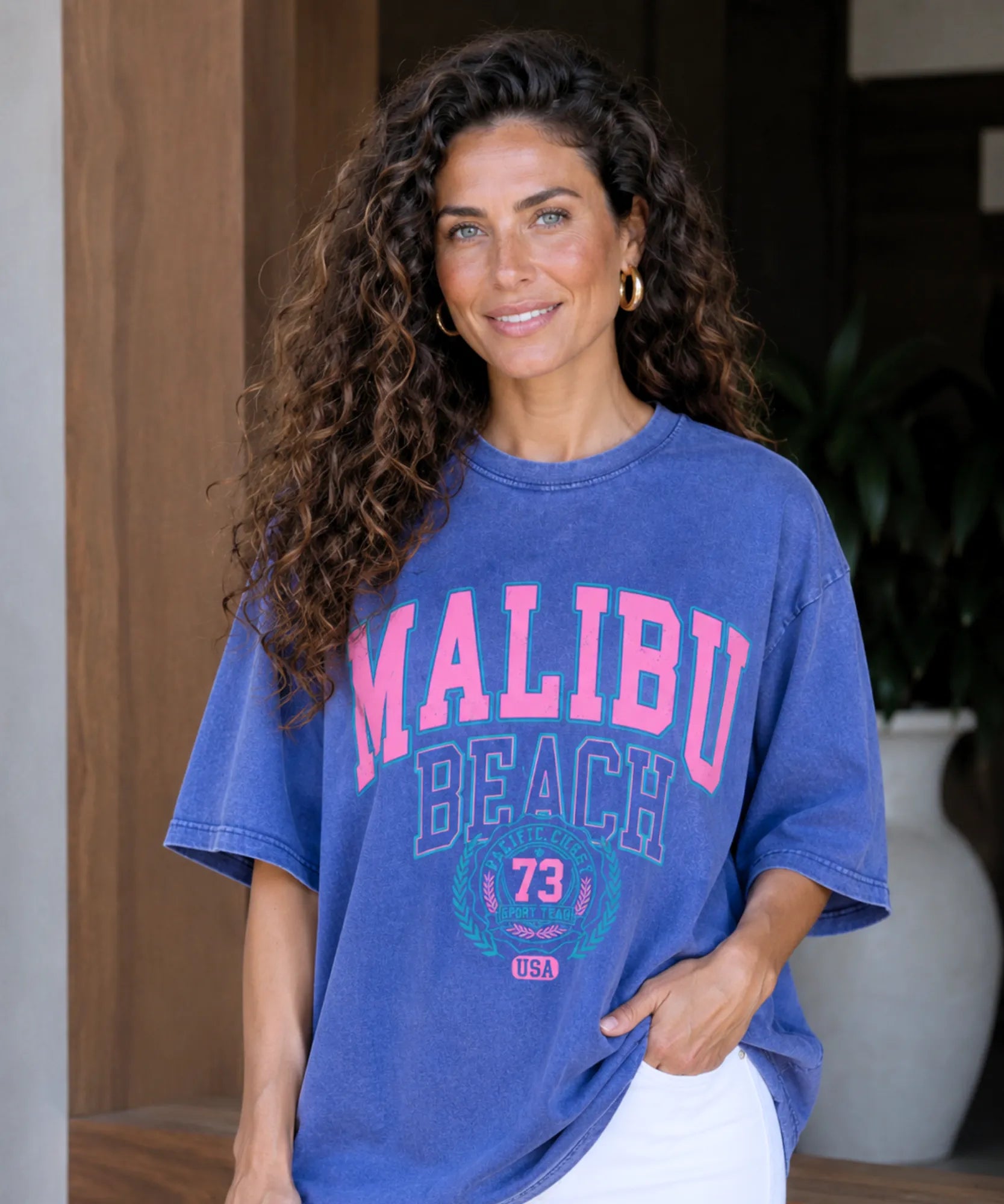 Camiseta oversized feminina azul detalhe da manga