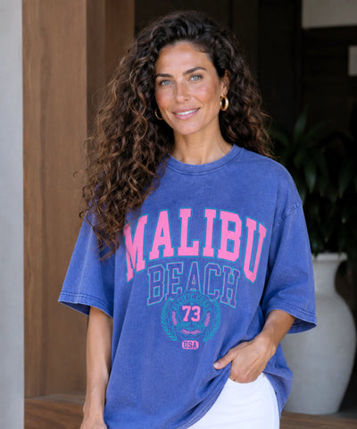 Camiseta oversized feminina azul detalhe da manga