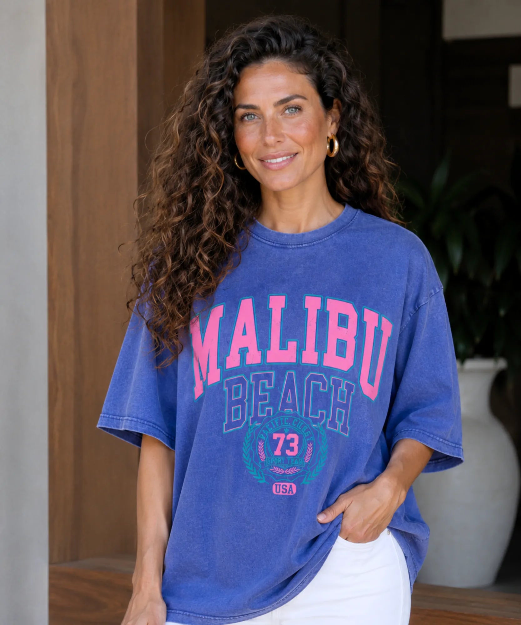 Camiseta oversized feminina azul vestida em ambiente externo