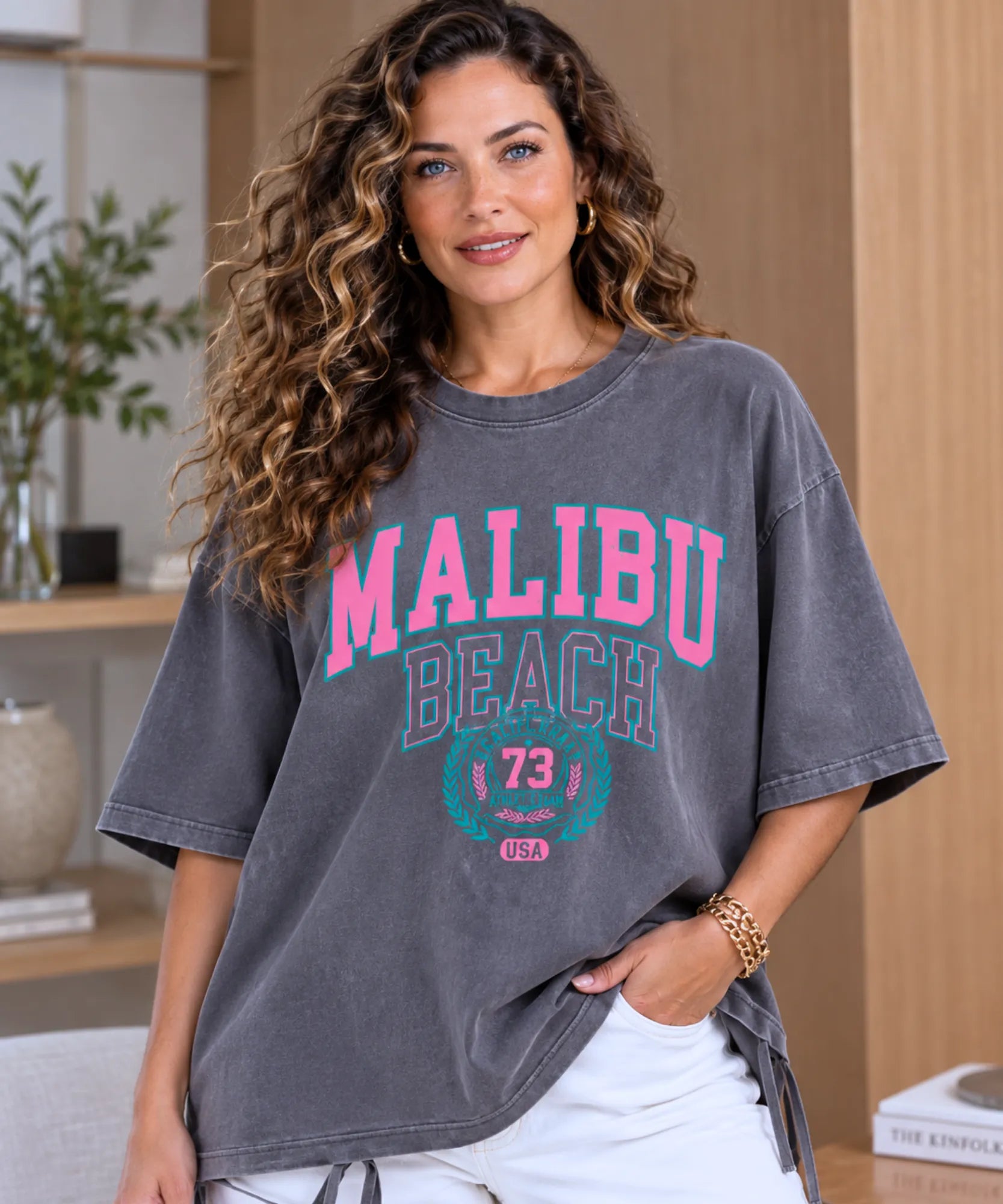 Camiseta oversized feminina cinza escuro com acessórios dourados