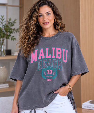 Camiseta oversized feminina cinza escuro com acessórios dourados
