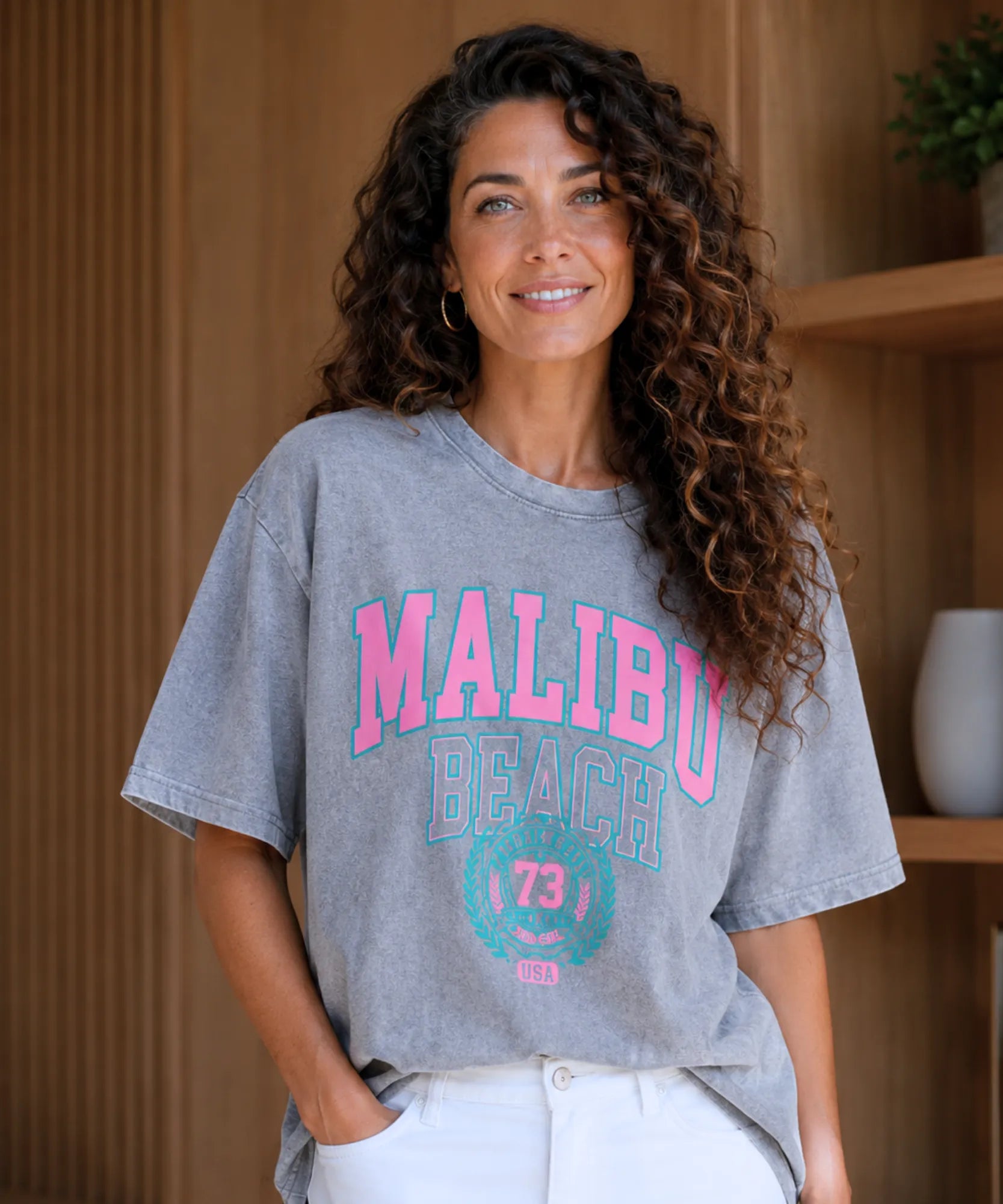 Camiseta oversized feminina cinza vestida com jeans branco